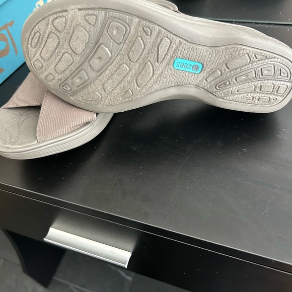 Bzees crisscross sandals 9 Gray - Picture 2 of 3